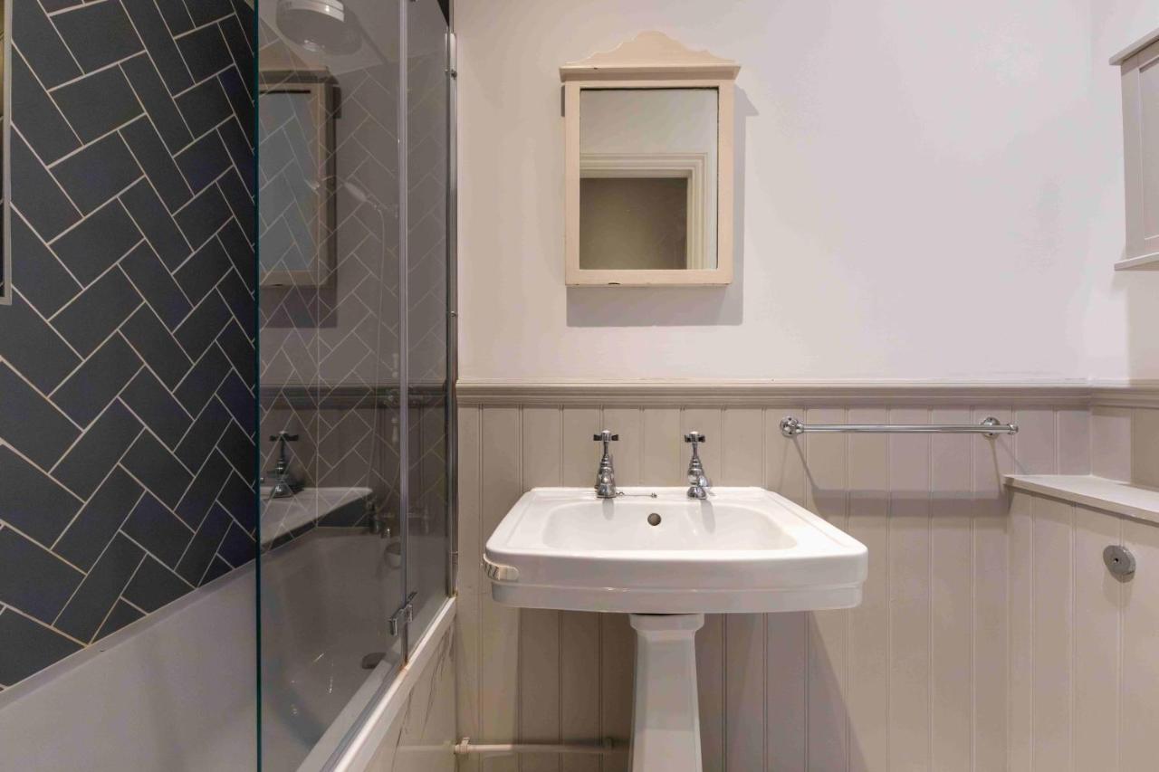 Shared 5 Mins Walk From Vauxhall And Nine Elms Station With Off-site Parking Near Us Embassy Gazde/Camere de închiriat *