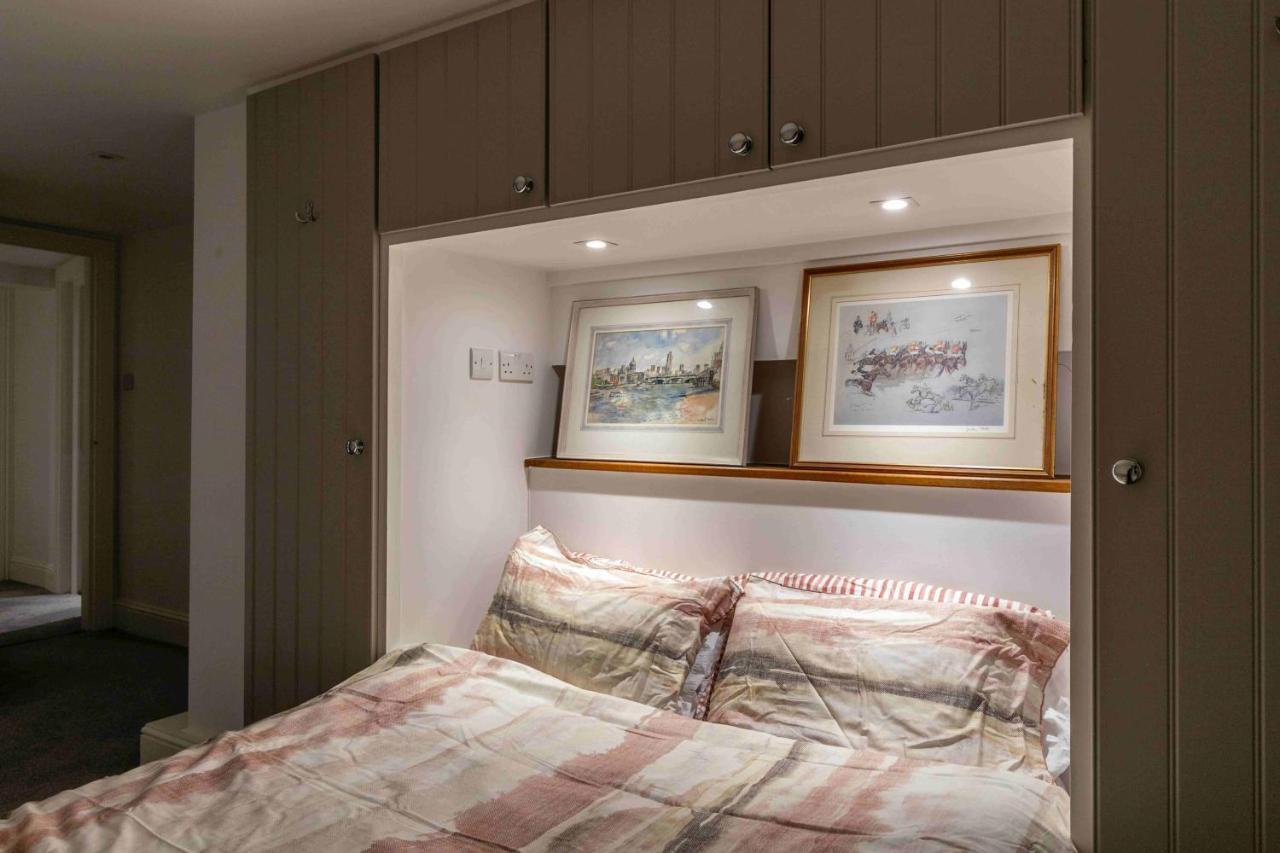 Gazde/Camere de închiriat Shared 5 Mins Walk From Vauxhall And Nine Elms Station With Off-site Parking Near Us Embassy